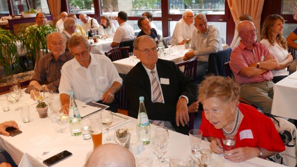 1 Dutzend der knapp 40 Teilnehmenden von seitwärts aufgeommen